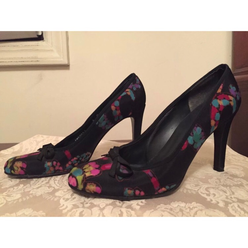 Stuart Weitzman Black Floral Ascot Silk Pumps sz8